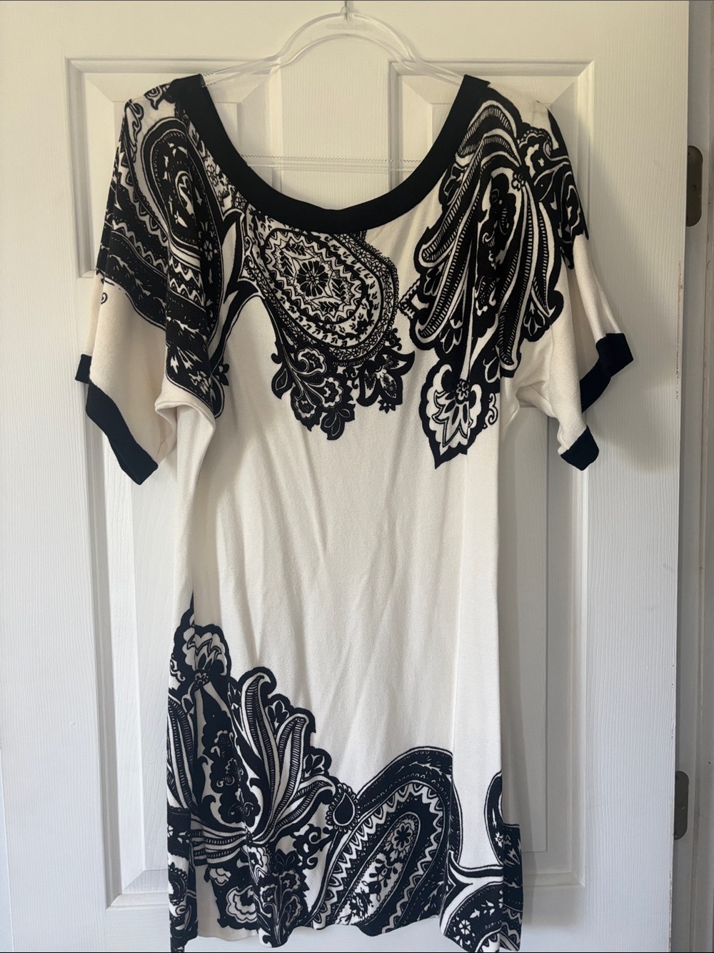 White House Black Market Black & White Paisley Scoop Neck Tunic